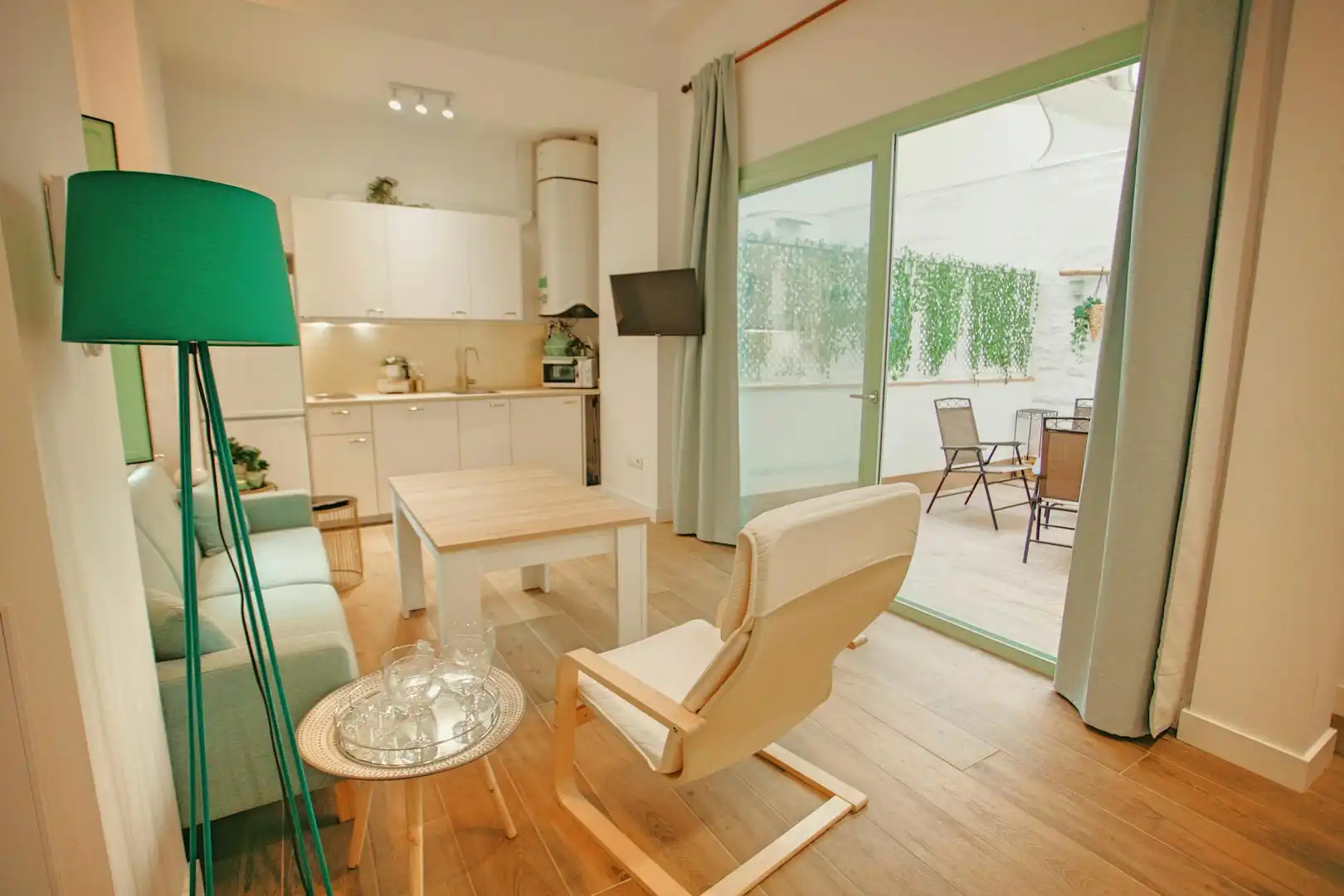 Living room of Flat for rent in Sevilla  with Air Conditioner, Heating and Private garden