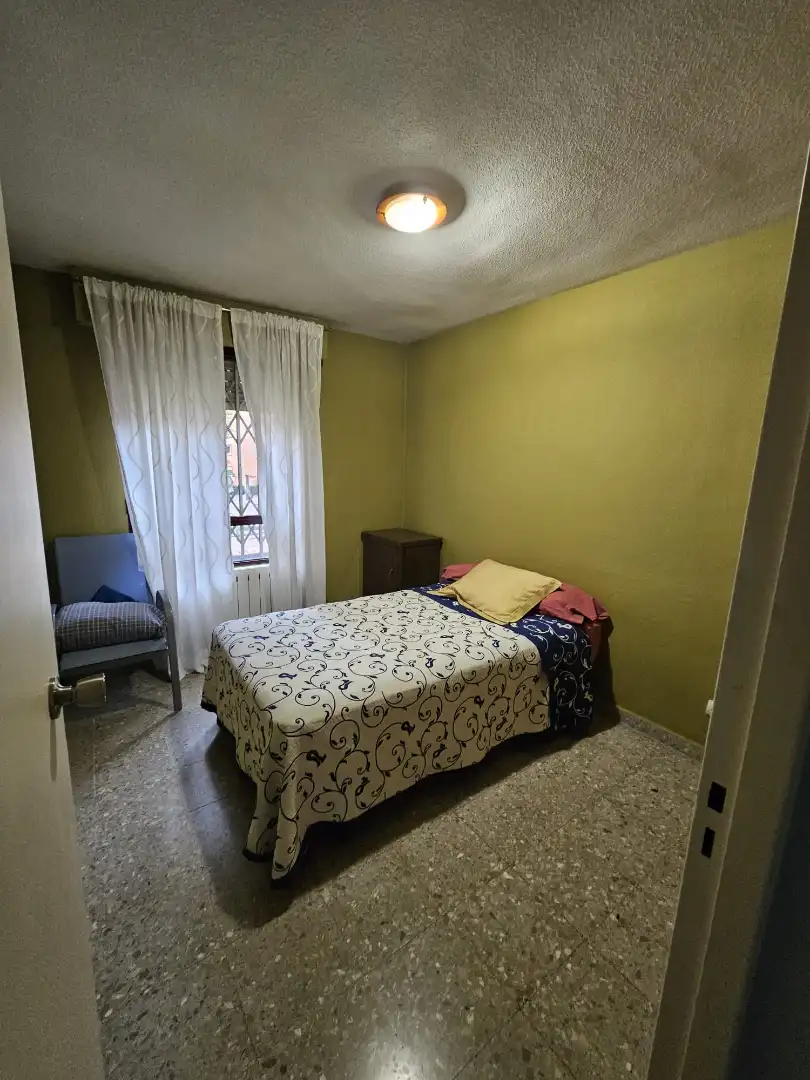 Dormitori de Pis en venda en Madrid amb Calefacció, Terrassa i Moblat