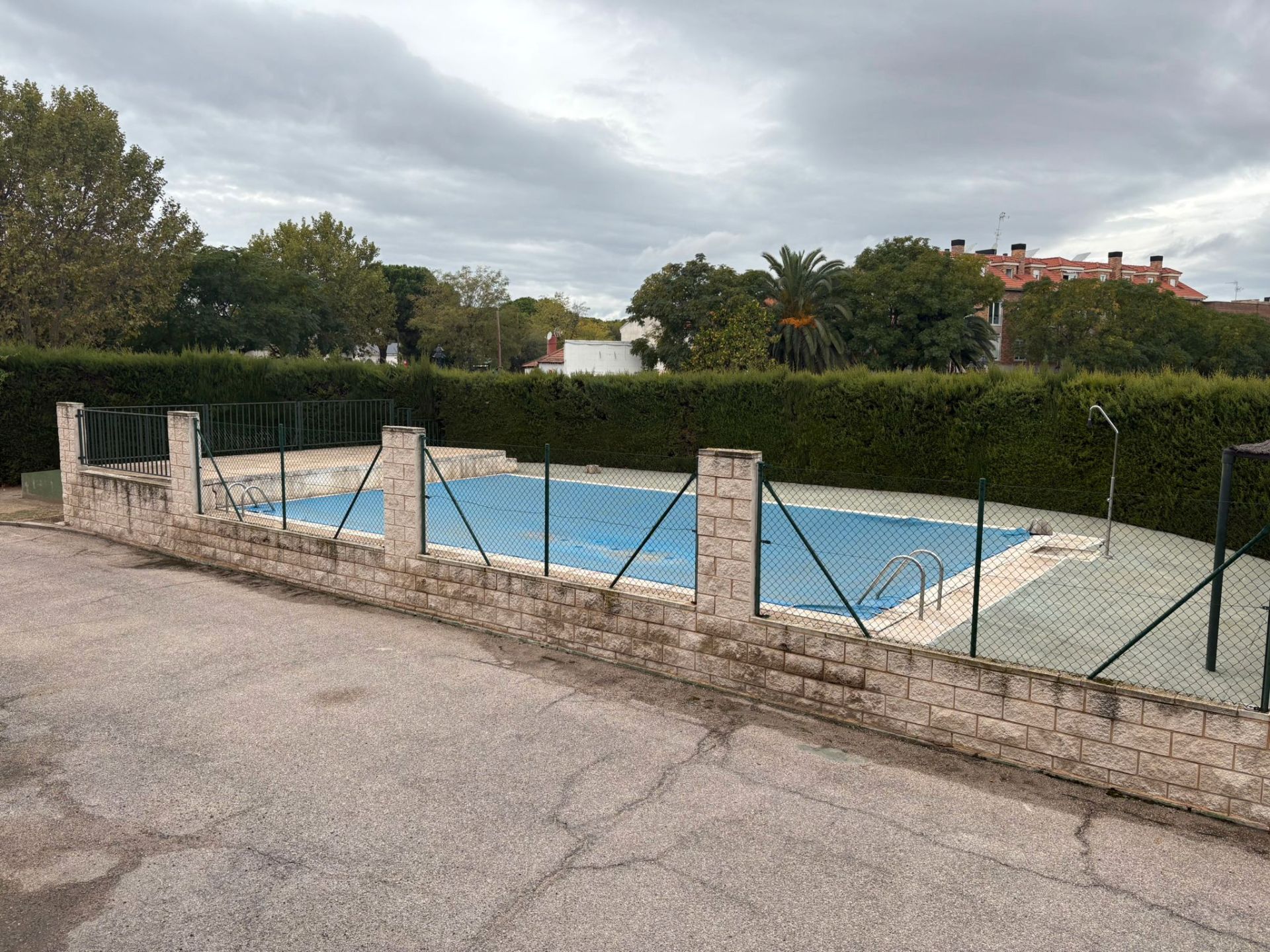 Swimming pool of Flat for sale in Brunete  with Air Conditioner, Heating and Storage room