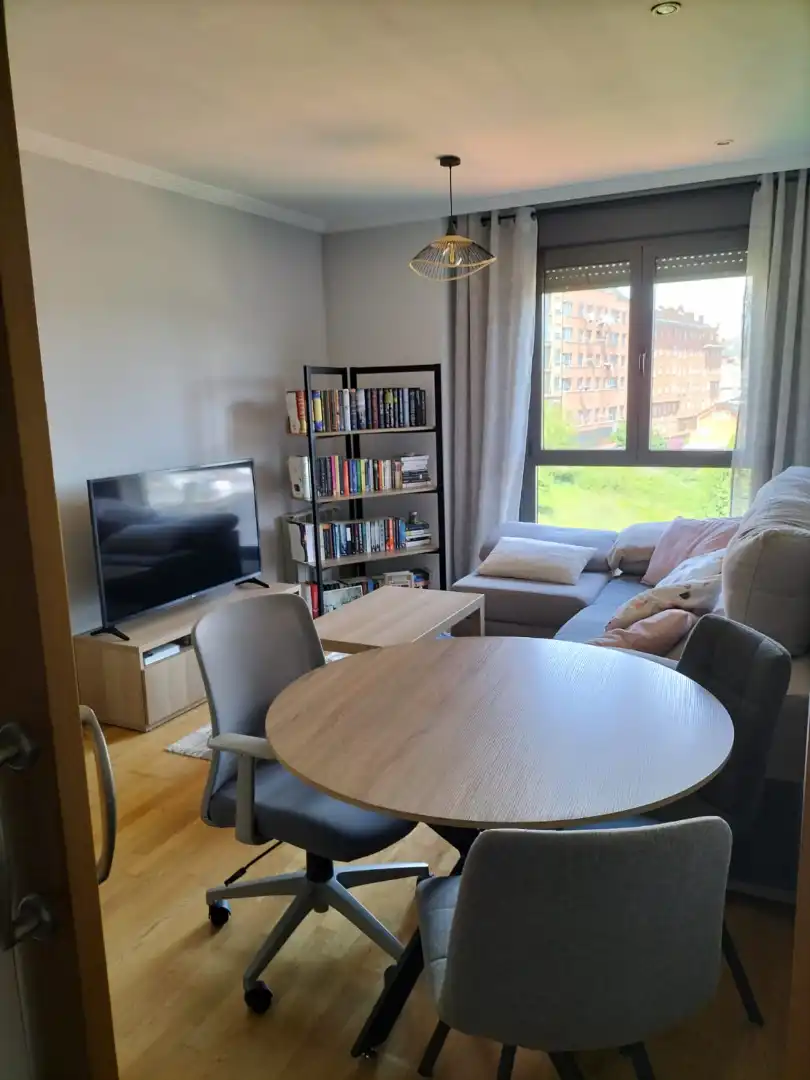 Sala d'estar de Apartament en venda en Oviedo  amb Calefacció, Parquet i Traster