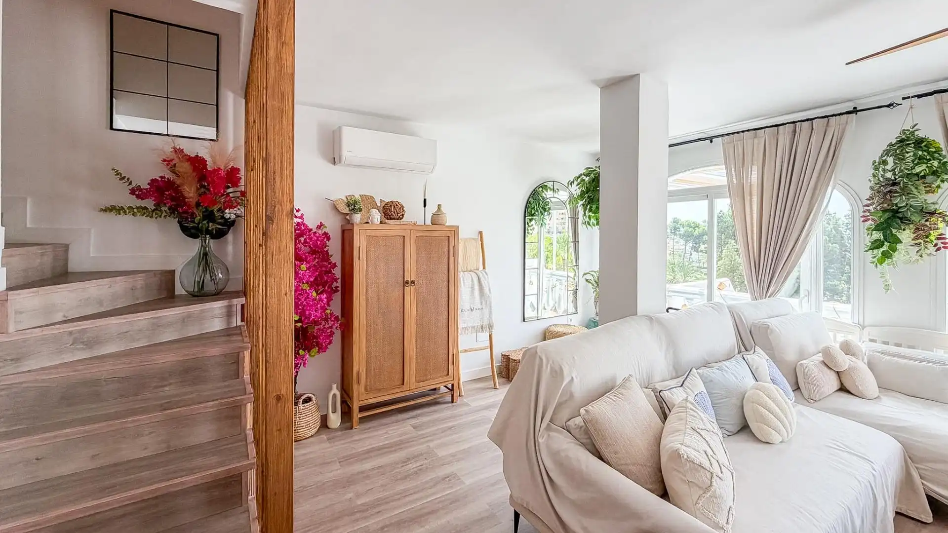 Sala d'estar de Casa adosada en venda en Benalmádena amb Aire condicionat, Calefacció i Jardí privat