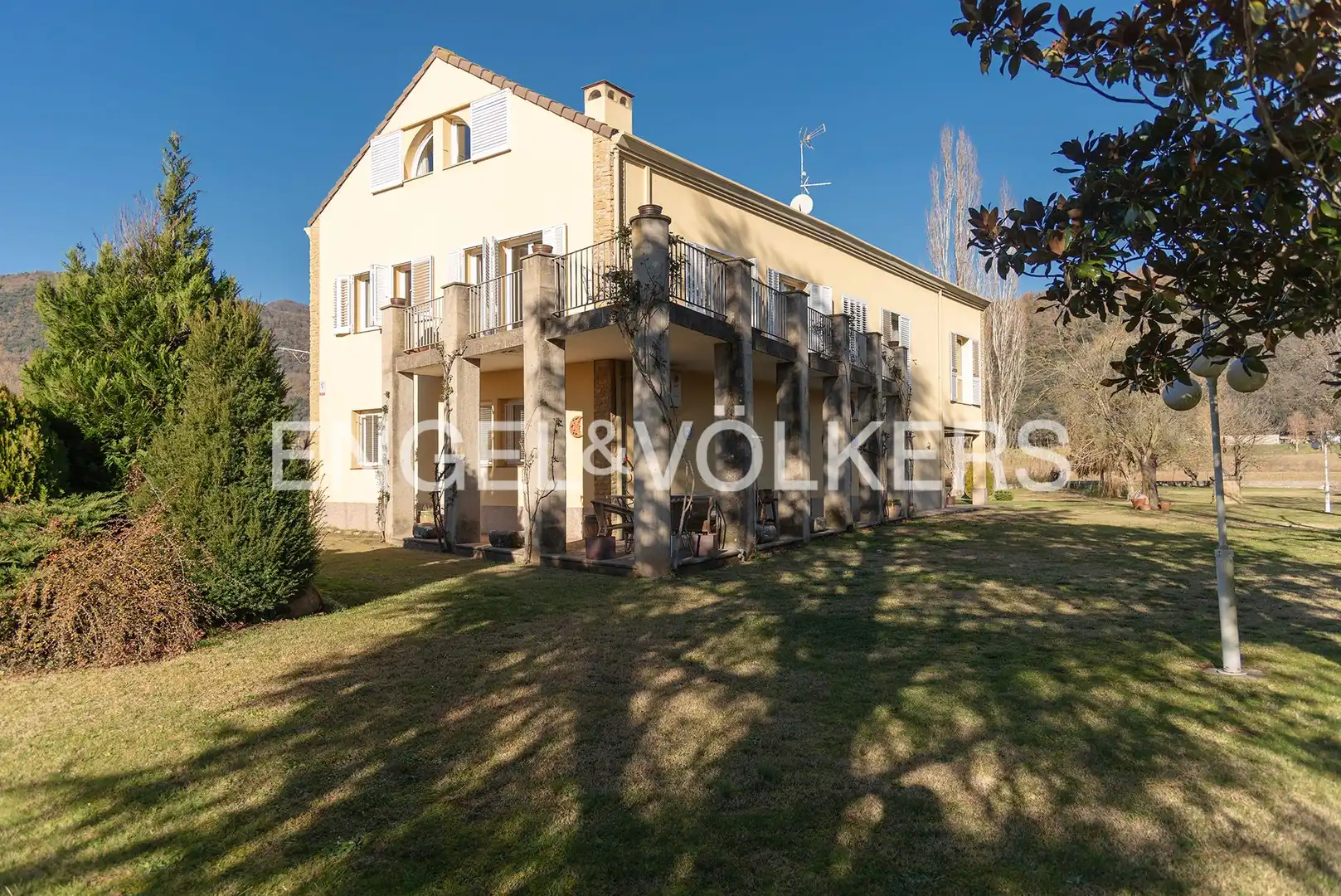 Vista exterior de Casa o xalet en venda en La Vall d'en Bas amb Aire condicionat, Calefacció i Jardí privat