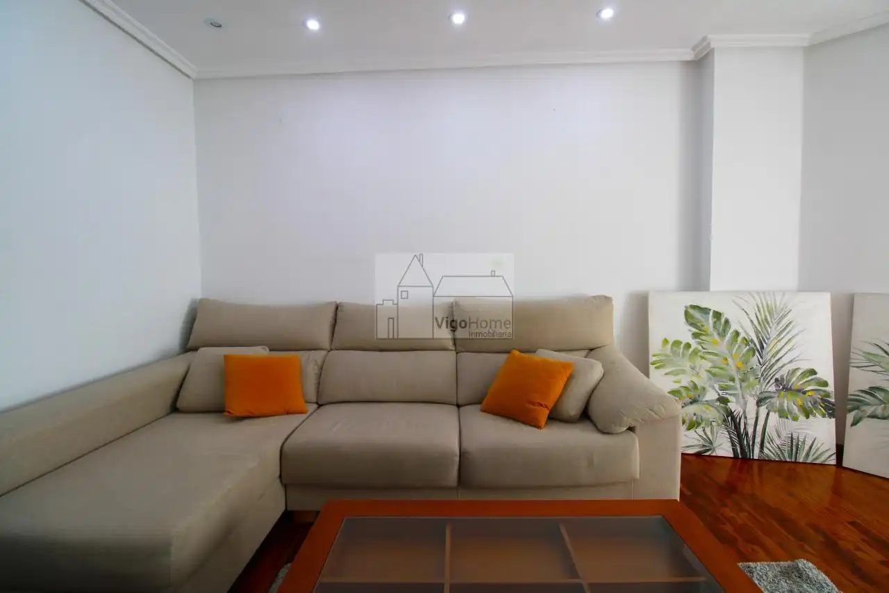 Living room of Flat for rent in Vigo   with Heating, Parquet flooring and Storage room