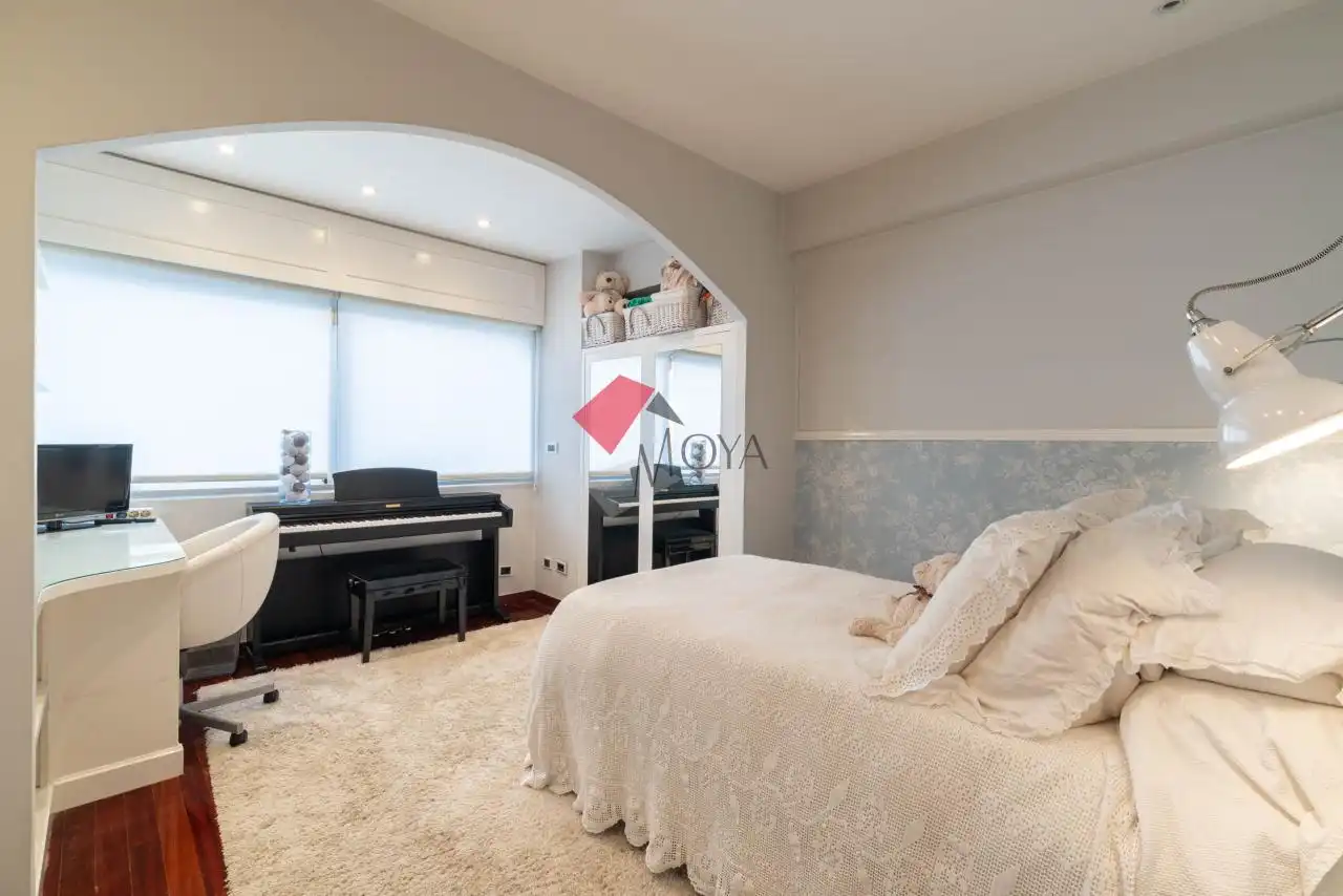 Schlafzimmer von Wohnung zum Verkauf in Vigo  mit Heizung, Parkett und Abstellraum