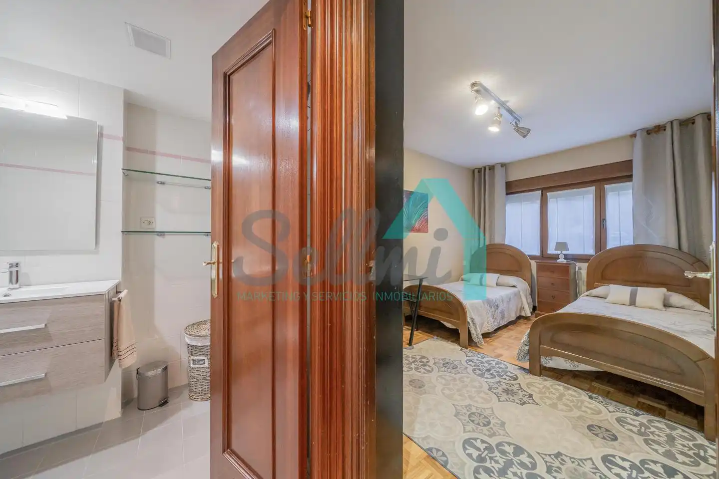 Habitación de Planta baja de alquiler en Oviedo  con Calefacción, Parquet y Amueblado