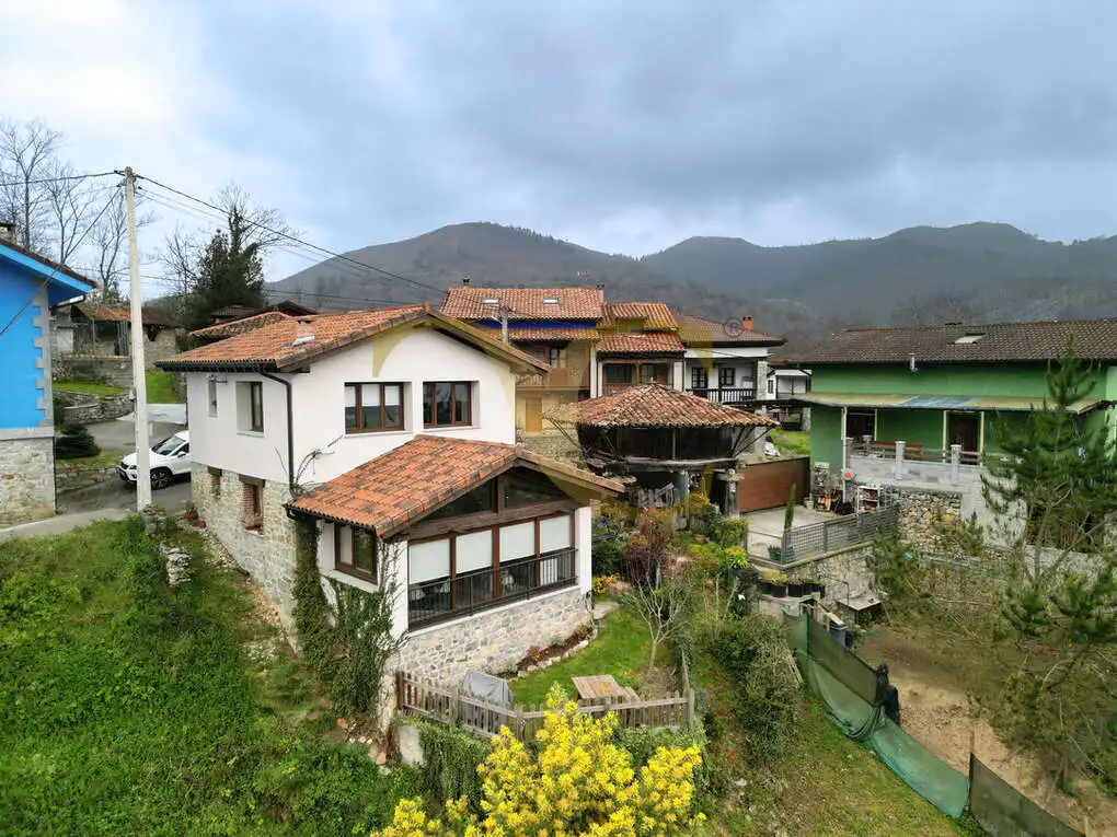 Vista exterior de Casa o xalet en venda en Cangas de Onís amb Calefacció, Jardí privat i Terrassa
