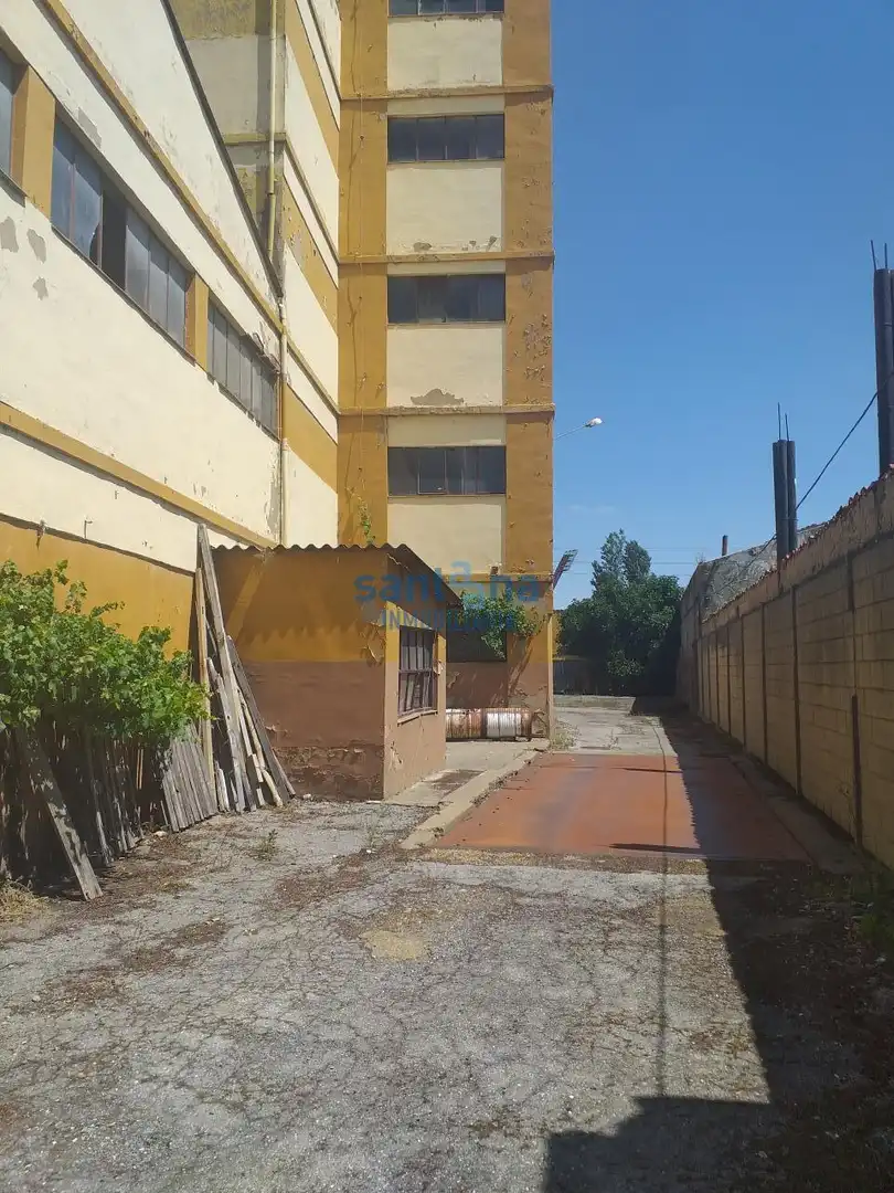Außenansicht von Fabrikhallen zur Miete in León Capital 