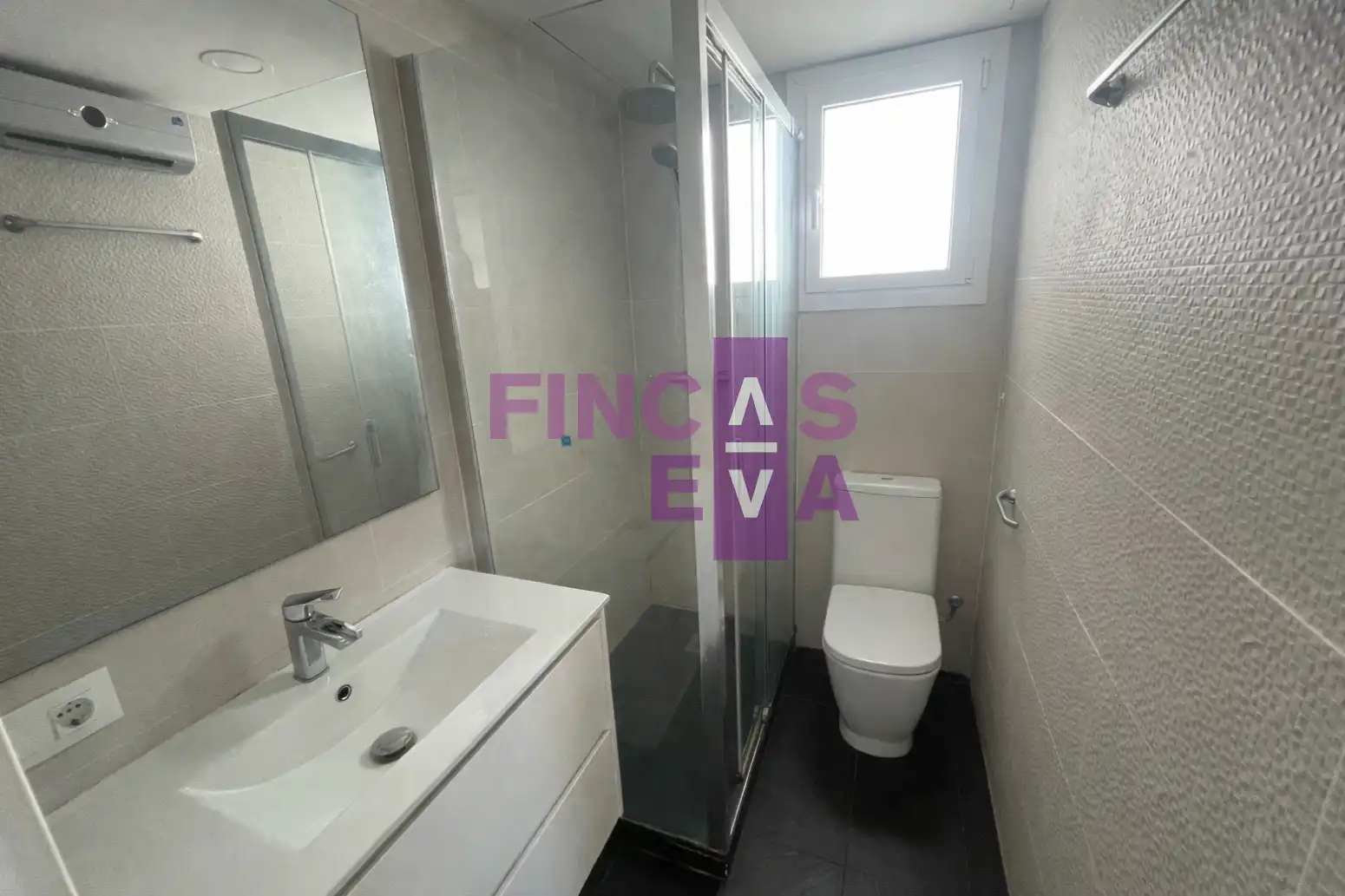 Bathroom of Flat for sale in Barcelona  with Parquet flooring