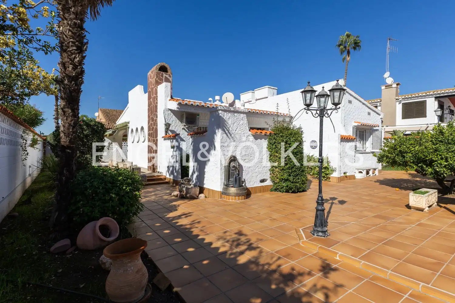 Vista exterior de Casa o xalet en venda en Sagunto / Sagunt amb Aire condicionat, Calefacció i Jardí privat
