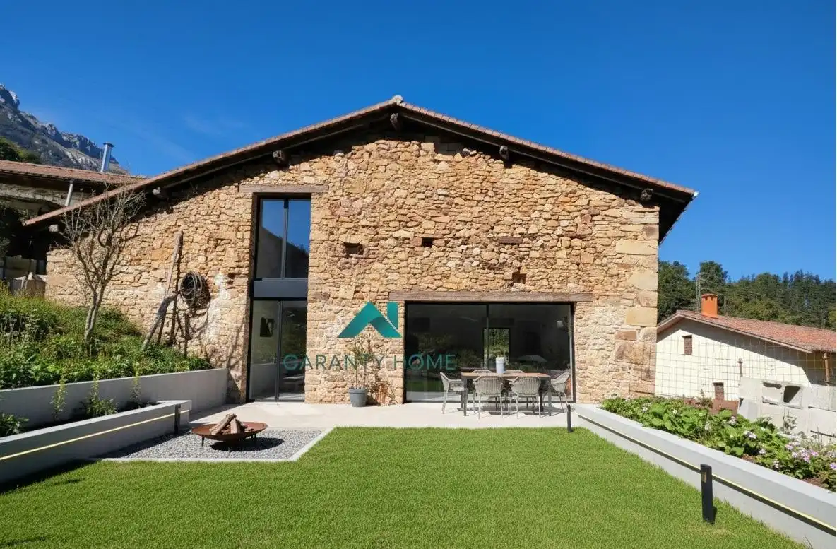 Vista exterior de Finca rústica en venda en Zegama amb Jardí privat i Traster