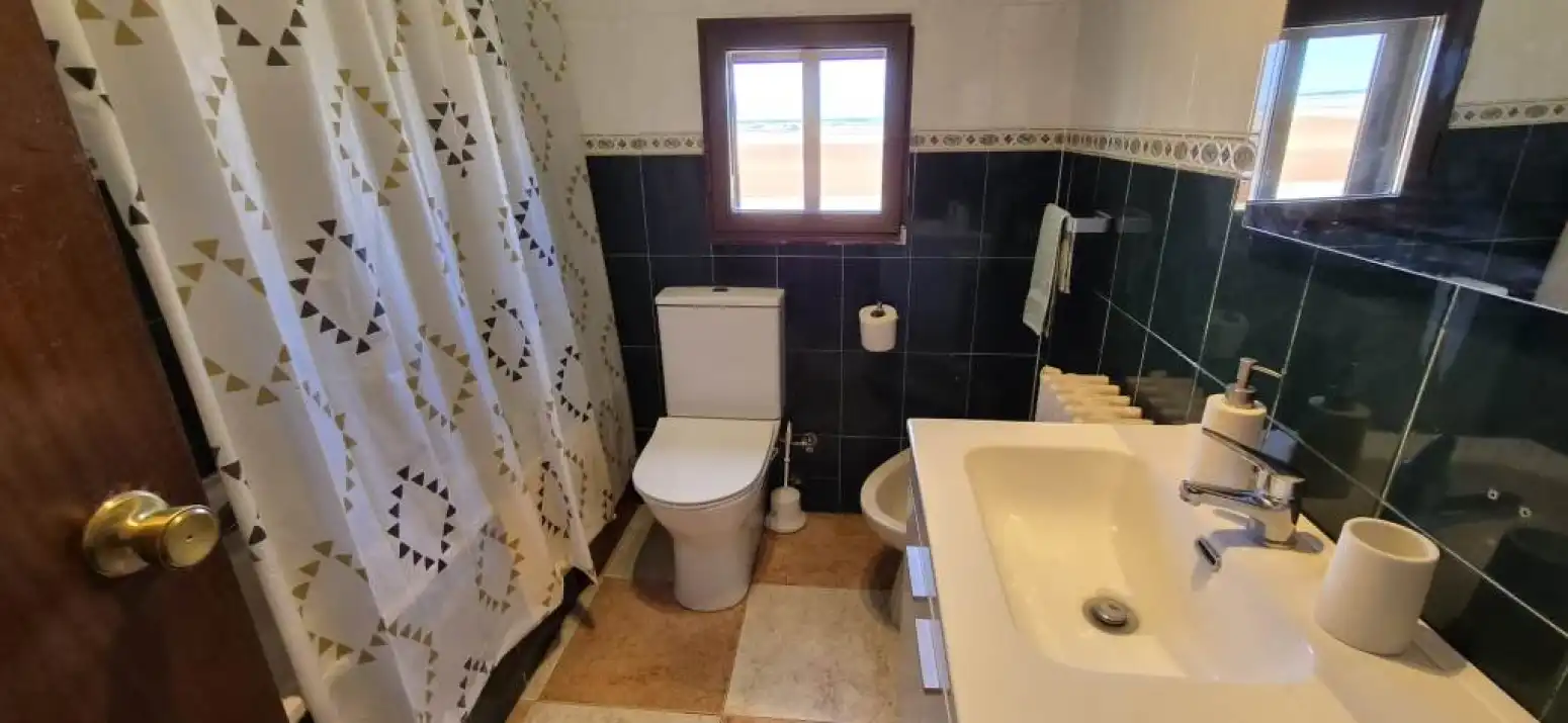 Badezimmer von Haus oder Chalet zum Verkauf in Castellanos de Villiquera mit Heizung, Privatgarten und Terrasse