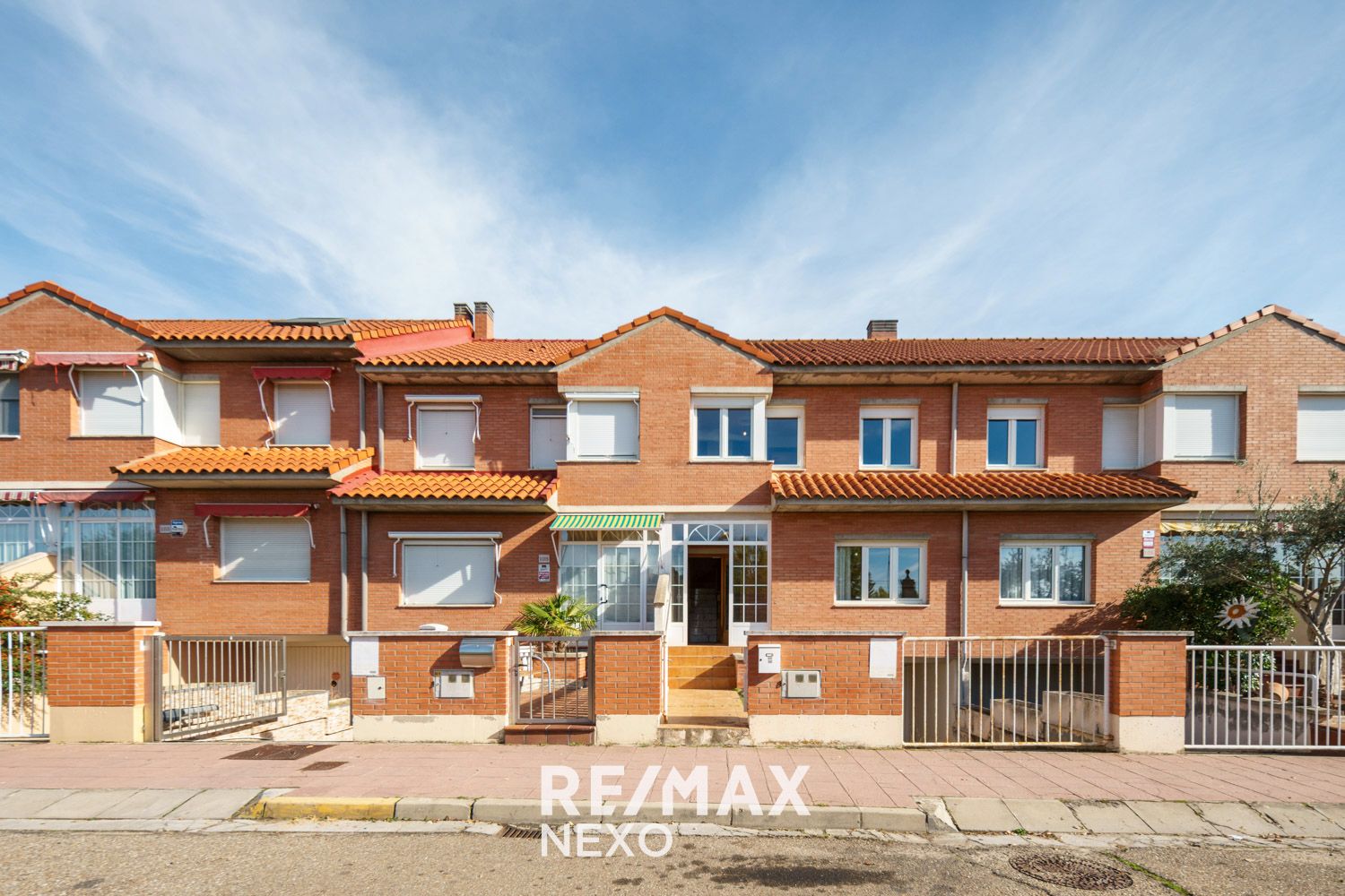 Vista exterior de Casa adosada en venda en Laguna de Duero amb Calefacció, Jardí privat i Terrassa