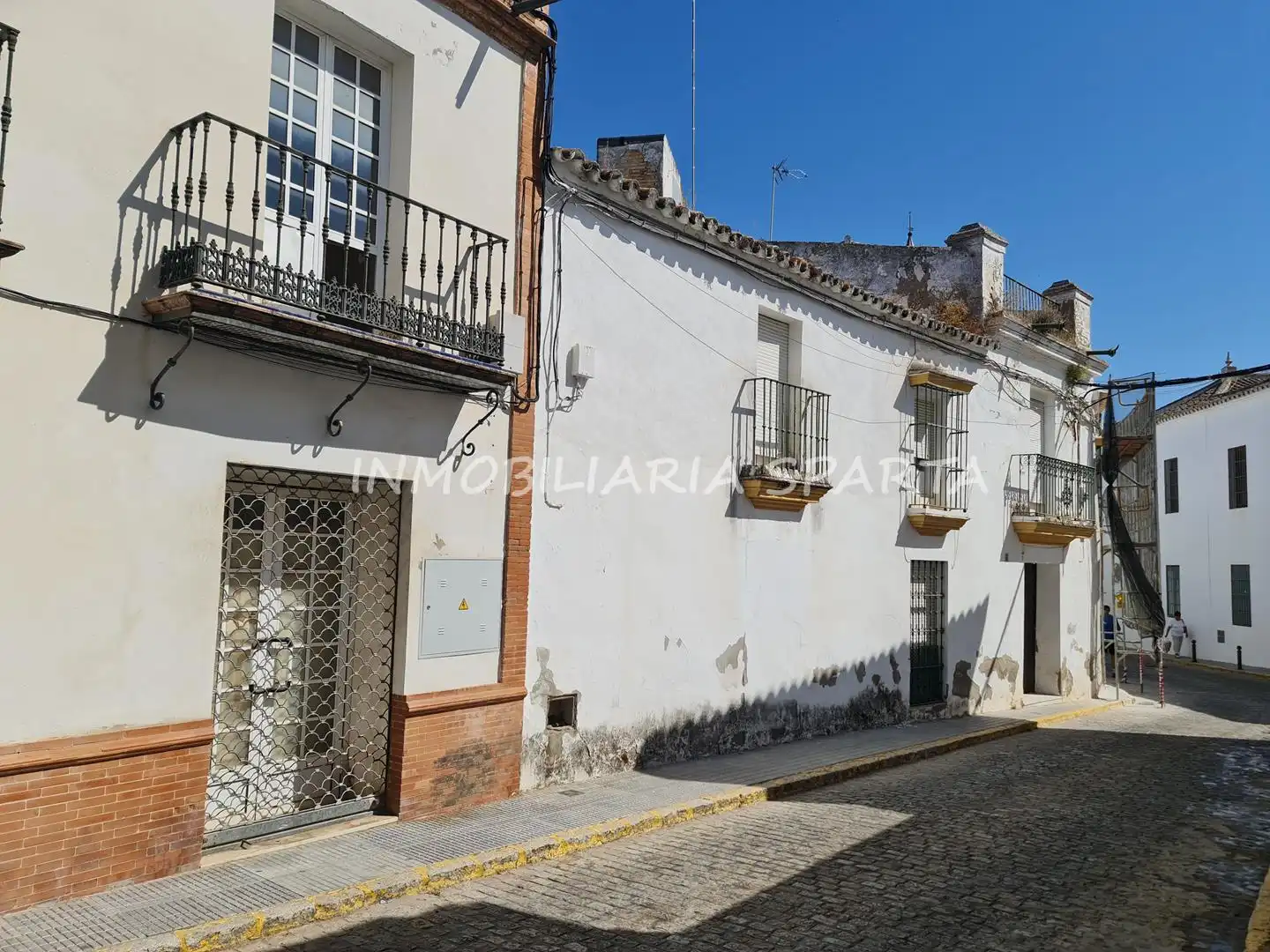 Vista exterior de Casa adosada en venda en Sanlúcar la Mayor amb Jardí privat i Balcó