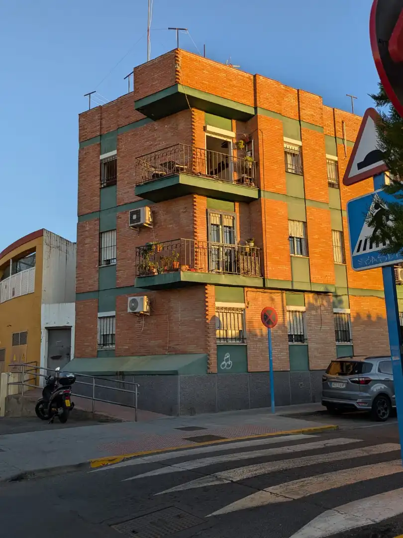 Vista exterior de Piso en venta en Mairena del Aljarafe con Calefacción, Parquet y Balcón