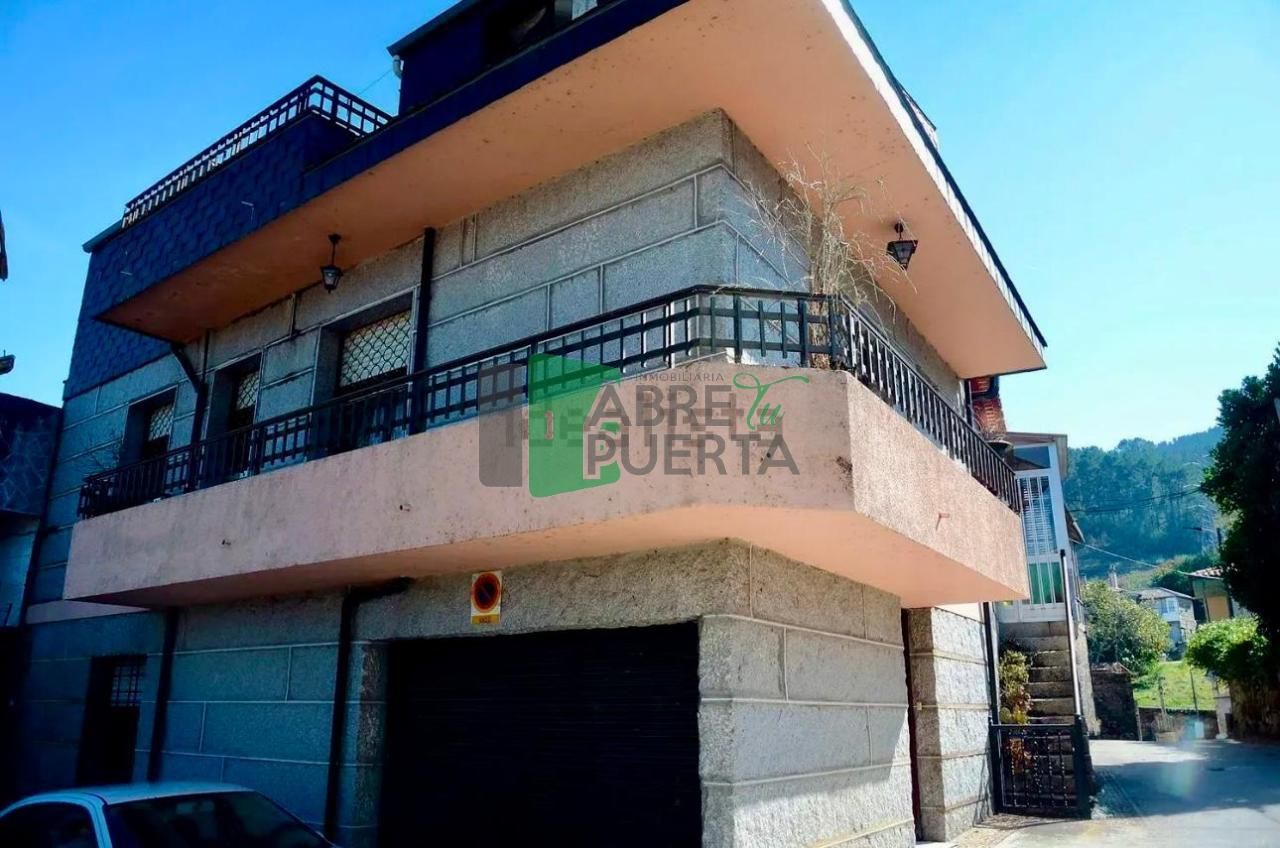 Vista exterior de Casa o xalet en venda en Castrelo de Miño amb Calefacció, Jardí privat i Terrassa