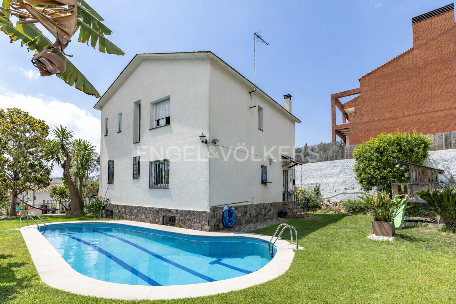 Vista exterior de Casa o xalet en venda en El Masnou amb Calefacció, Jardí privat i Parquet