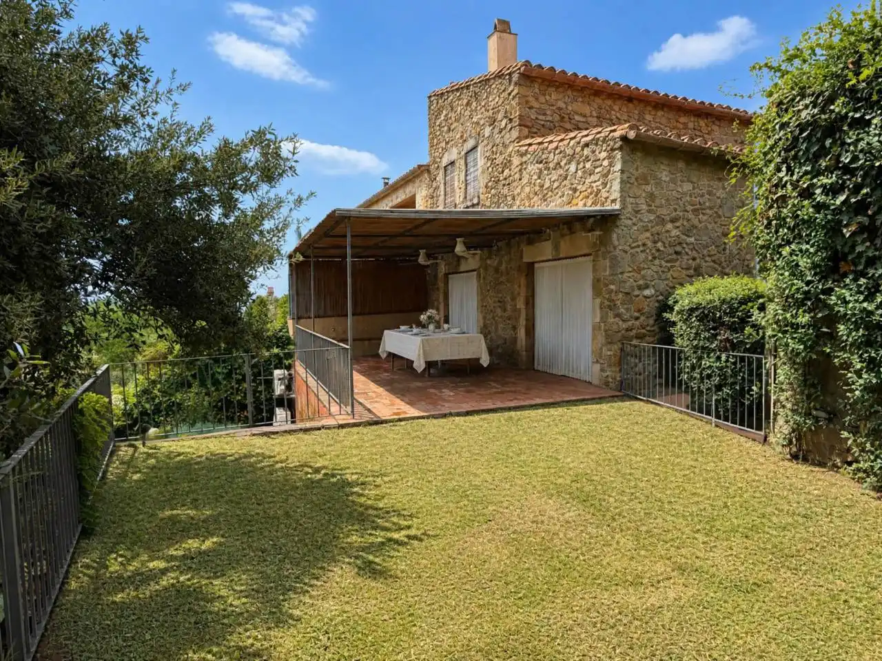 Country house with garden for sale in Calle Castell d´Empordà
