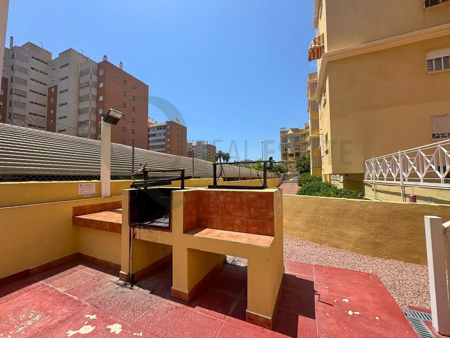 Außenansicht von Erdgeschoss zum Verkauf in Alicante / Alacant mit Klimaanlage, Heizung und Privatgarten