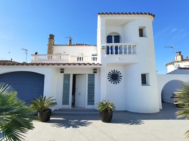Casa amb piscina en venda a Carrer Francolí