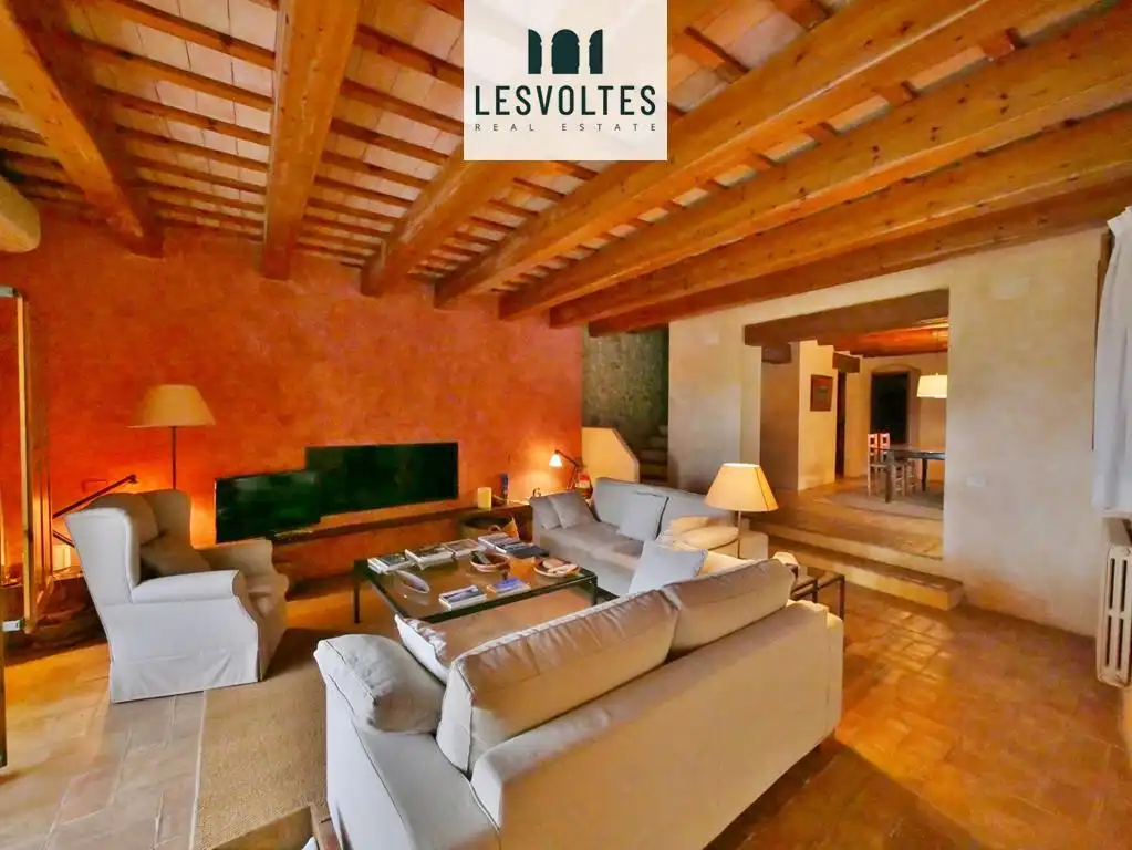 Sala d'estar de Finca rústica en venda en La Bisbal d'Empordà amb Aire condicionat, Calefacció i Jardí privat