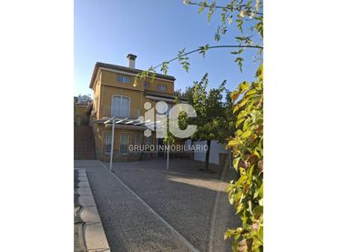 Detached house with pool for sale in Baena