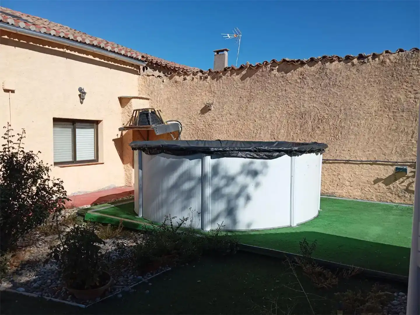 Piscina de Casa adosada en venda en Salmoral