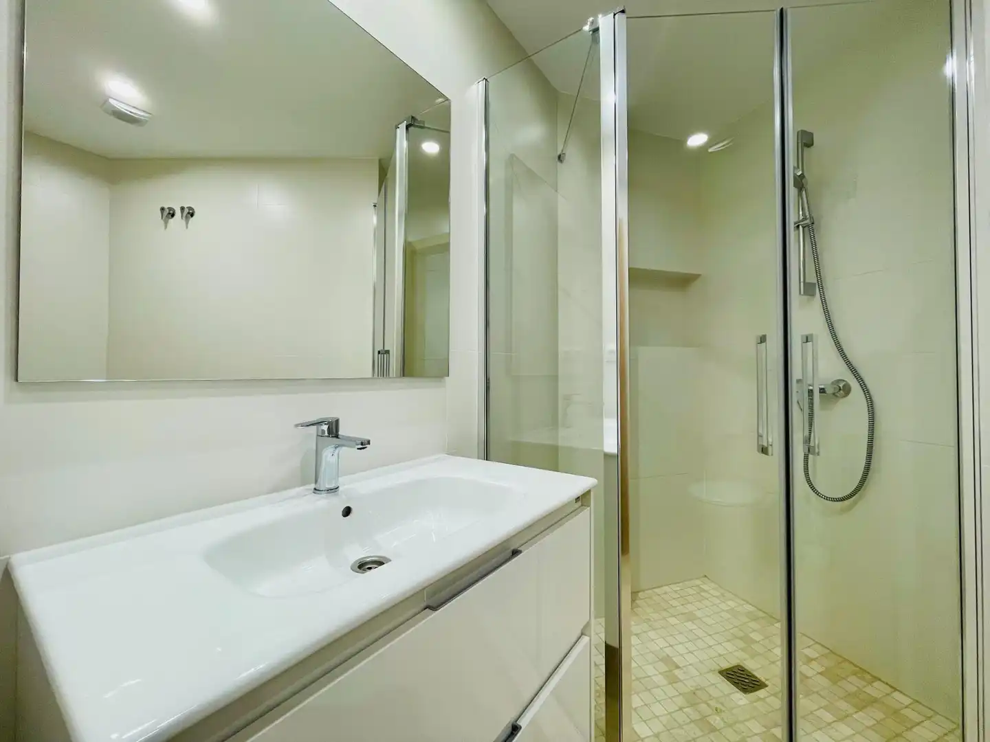 Badezimmer von Wohnung zur Miete in Córdoba mit Klimaanlage, Heizung und Terrasse