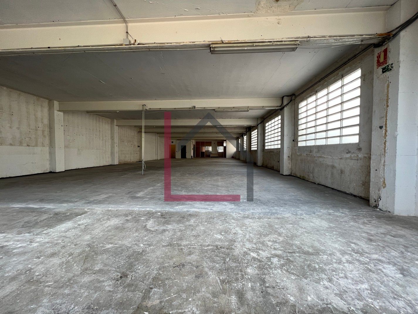 Vista exterior de Nau industrial en venda en Pallejà