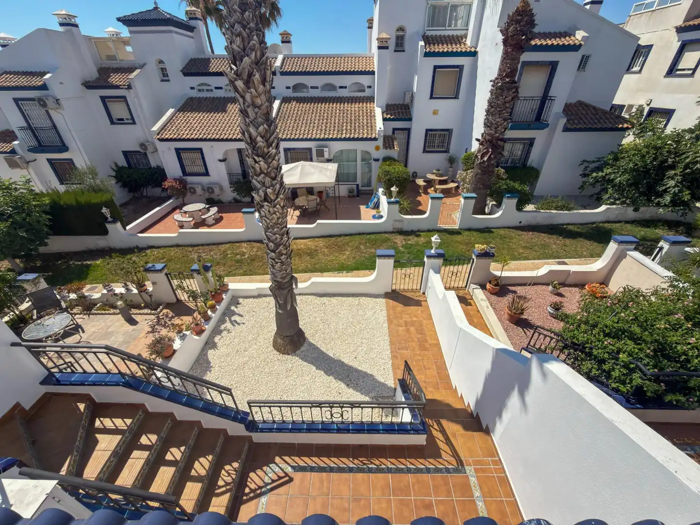 Vista exterior de Casa adosada en venda en Orihuela amb Jardí privat, Terrassa i Moblat