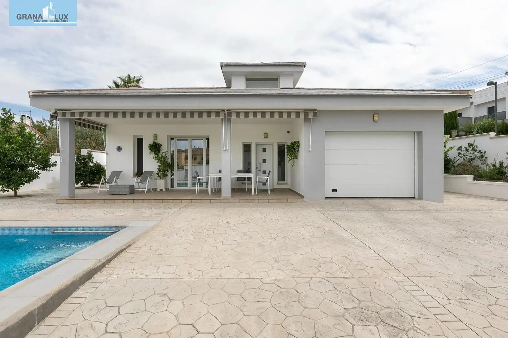 Vista exterior de Casa o chalet en venta en Churriana de la Vega con Aire acondicionado, Jardín privado y Piscina