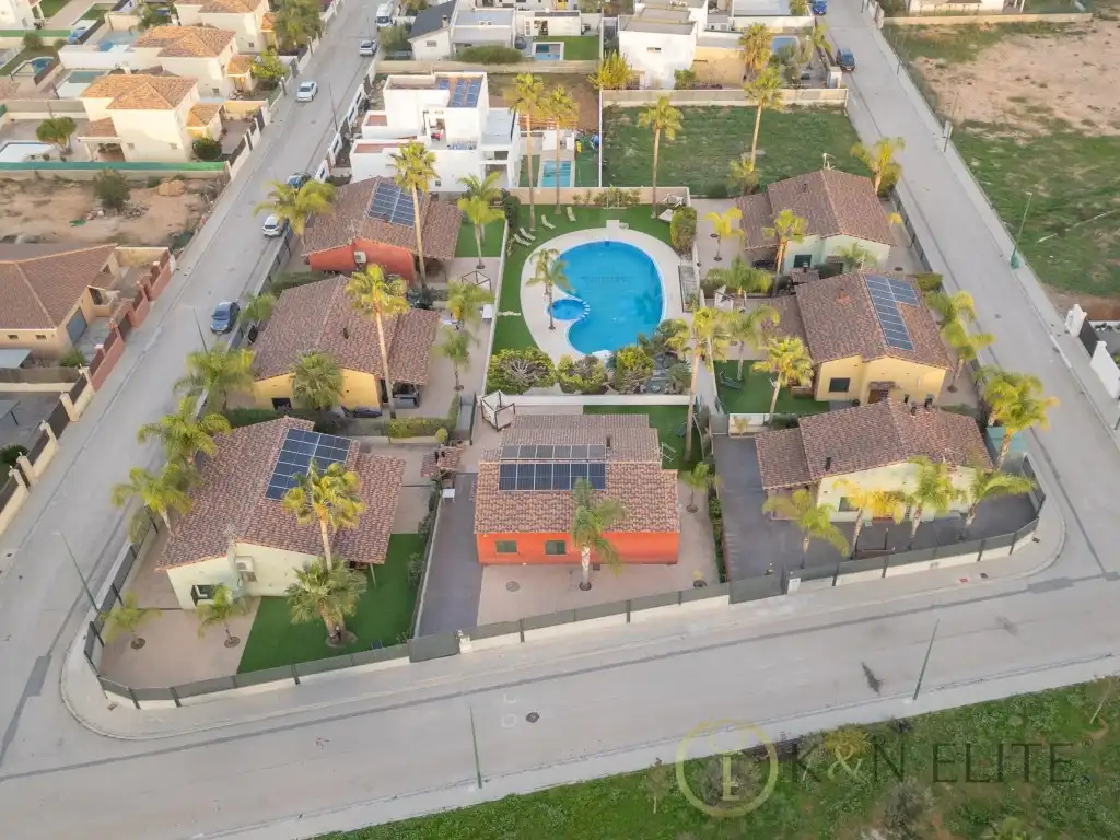 Vista exterior de Casa o xalet de lloguer en Riba-roja de Túria amb Terrassa i Piscina comunitària