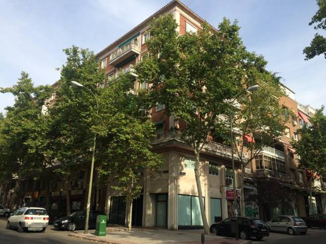 Local comercial en Venta en Calle de Fortunata y Jacinta, 23 en Cuatro Caminos - Azca