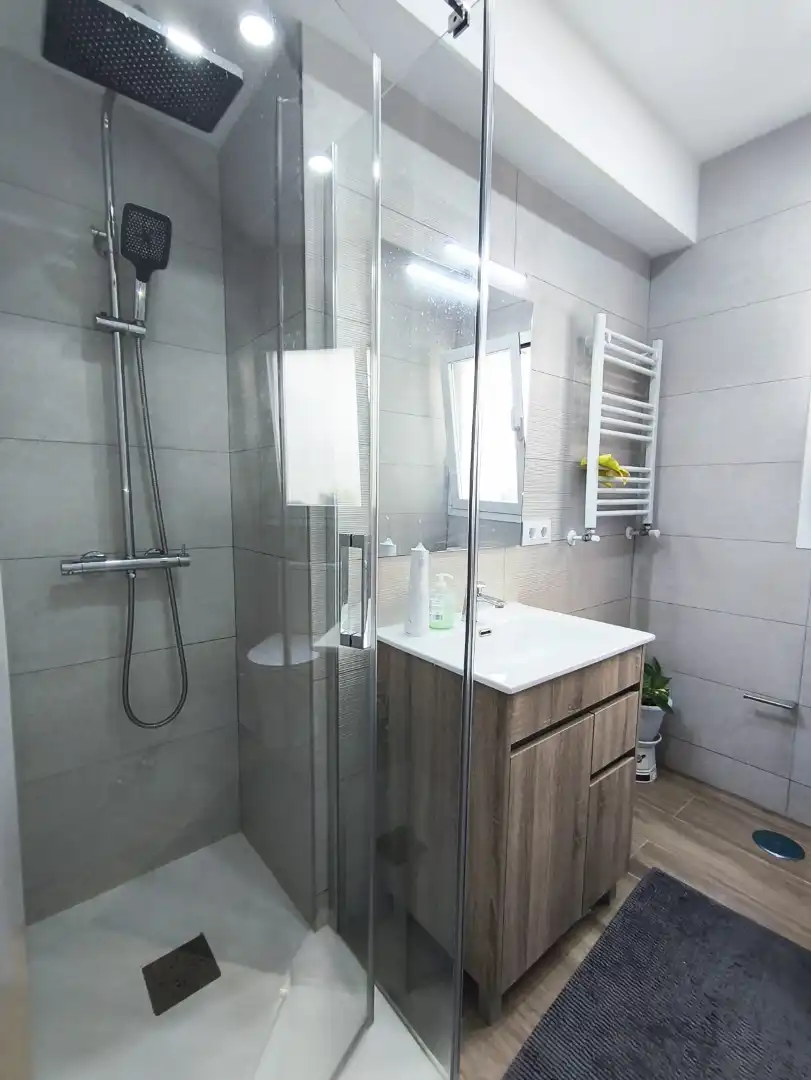 Baño de Piso para compartir en Madrid con Calefacción, Amueblado y Horno