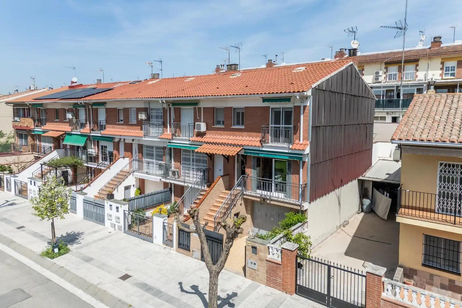 Vista exterior de Casa adosada en venta en Montmeló con Terraza