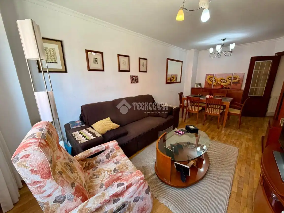 Sala d'estar de Pis en venda en León Capital  amb Calefacció, Parquet i Terrassa