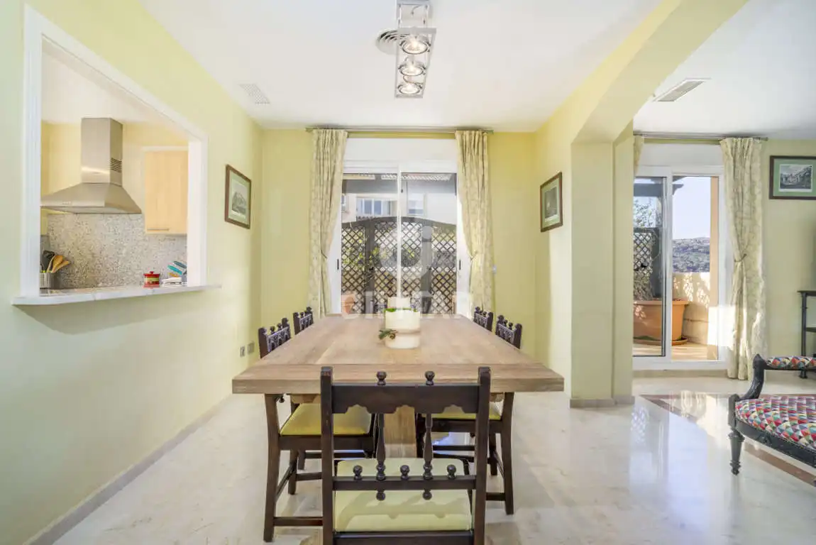 Esszimmer von Maisonette zum Verkauf in Sotogrande mit Heizung, Abstellraum und Schwimmbad