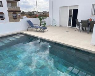 Piscina de Casa adosada en venda en Chiclana de la Frontera amb Piscina