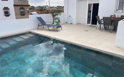 Piscina de Casa adosada en venda en Chiclana de la Frontera amb Piscina