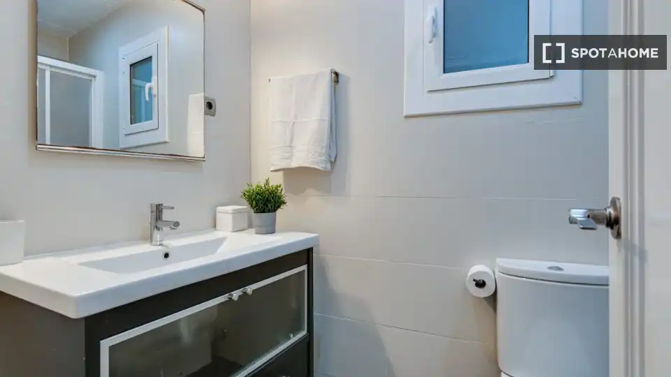 Baño de Piso para compartir en Barcelona con Aire acondicionado, Calefacción y Amueblado