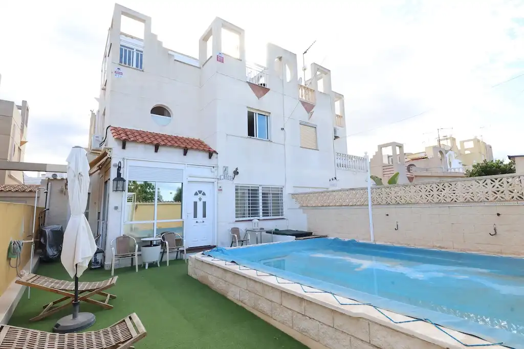 Swimming pool of Houses for sale in Torrevieja  with Air Conditioner, Heating and Terrace