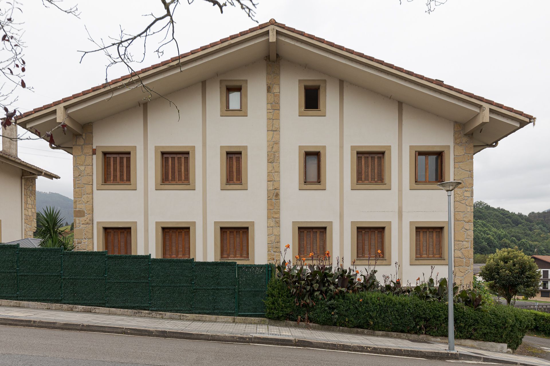 Vista exterior de Casa adosada en venda en Zizurkil amb Calefacció, Jardí privat i Terrassa