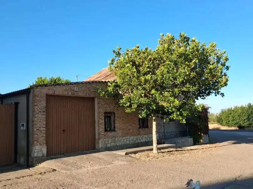 Vista exterior de Casa o xalet en venda en Villarramiel amb Aire condicionat i Balcó
