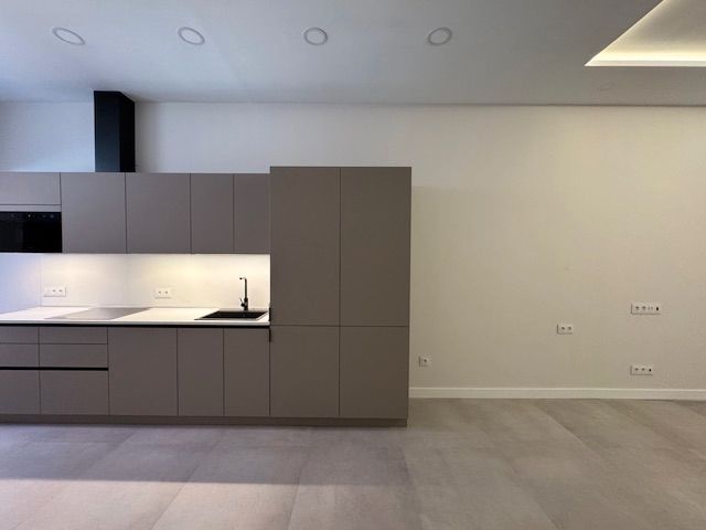Cuina de Apartament de lloguer en  Sevilla Capital amb Aire condicionat, Rentadora i Microones
