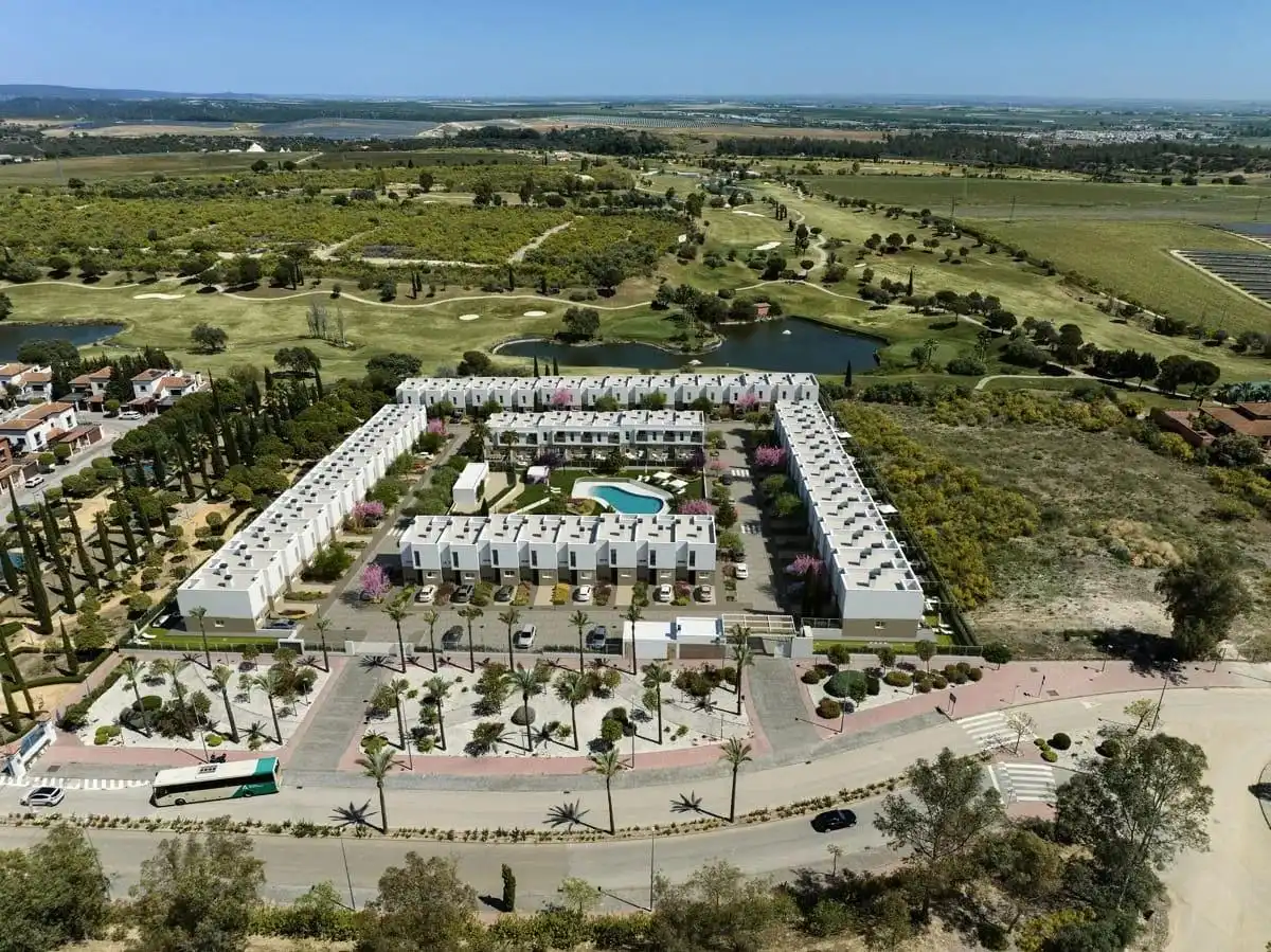 Vista exterior de Casa adosada en venda en Guillena amb Jardí privat, Terrassa i Piscina comunitària