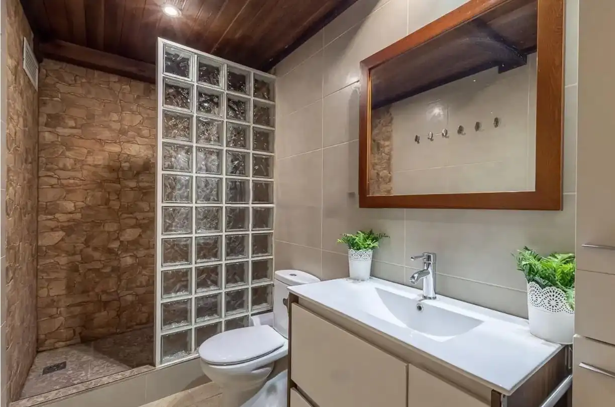 Badezimmer von Country house zum Verkauf in Atarfe mit Klimaanlage, Heizung und Privatgarten