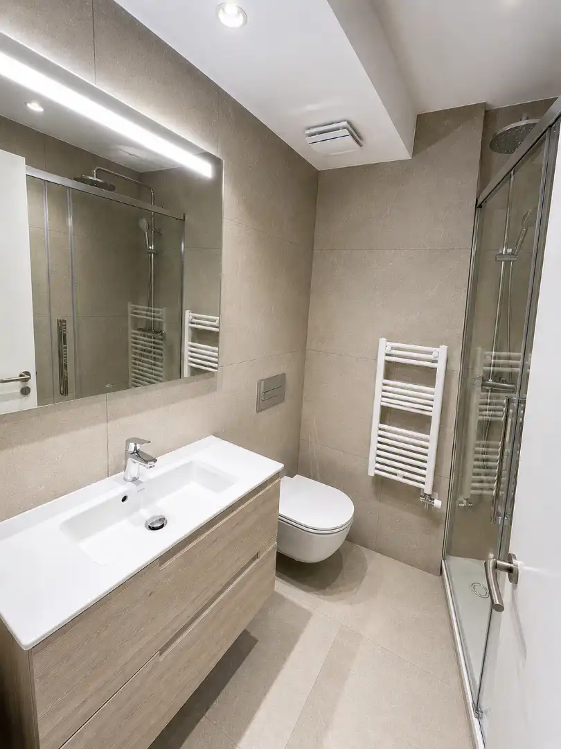 Bathroom of Flat for rent in Madrid  with Heating and Oven