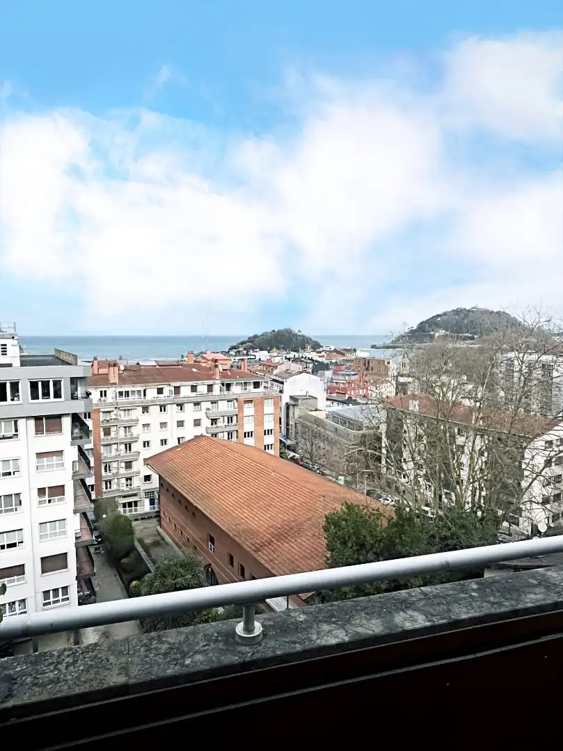 Vista exterior de Àtic en venda en Donostia - San Sebastián  amb Aire condicionat, Calefacció i Terrassa