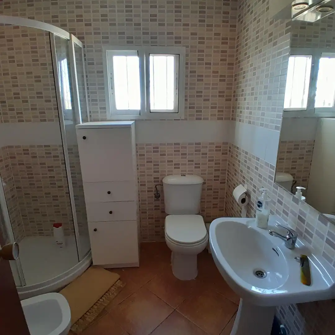 Bany de Casa o xalet en venda en Yecla amb Jardí privat, Traster i Moblat