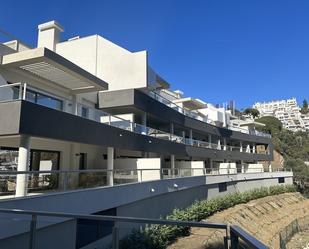 Vista exterior de Àtic de lloguer en Benahavís amb Aire condicionat, Terrassa i Piscina