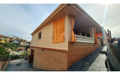 Vista exterior de Casa o xalet en venda en Rubí amb Jardí privat i Terrassa